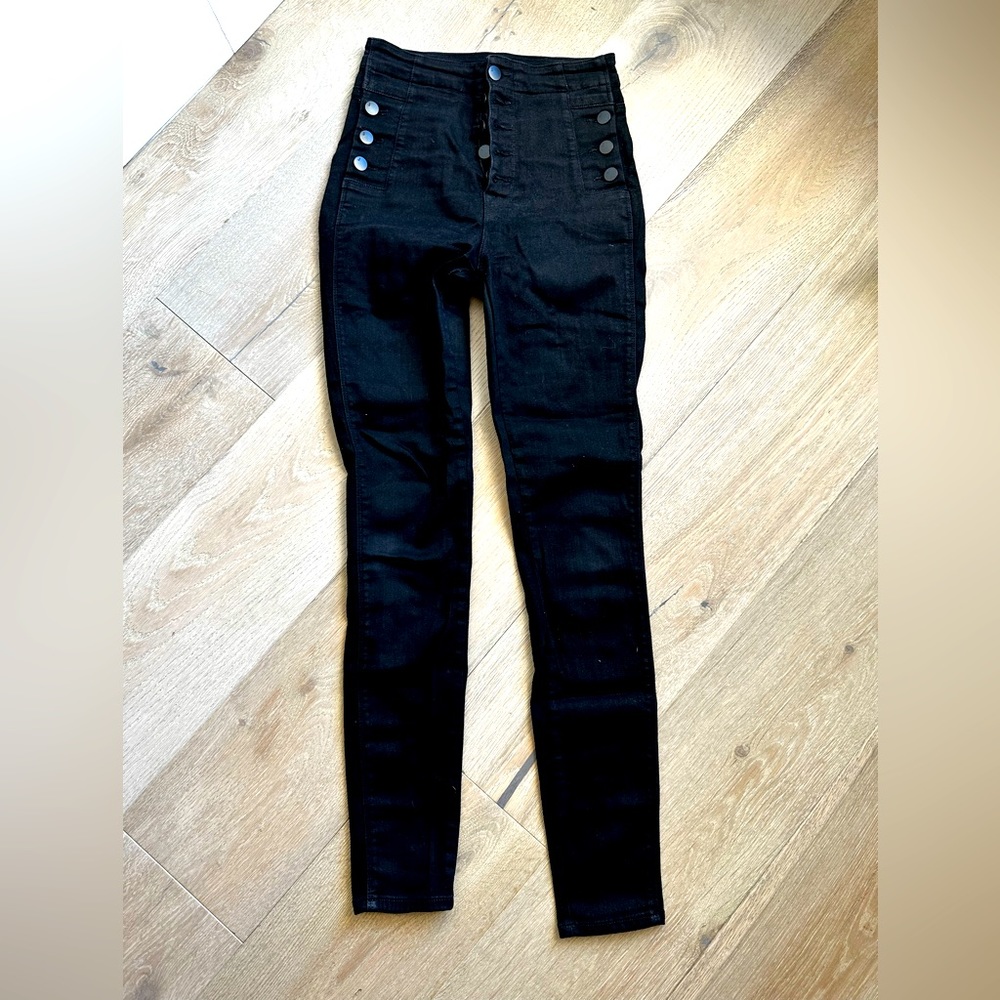 Black Jbrand Mid-rise stretchy Skinny jean. Size 26